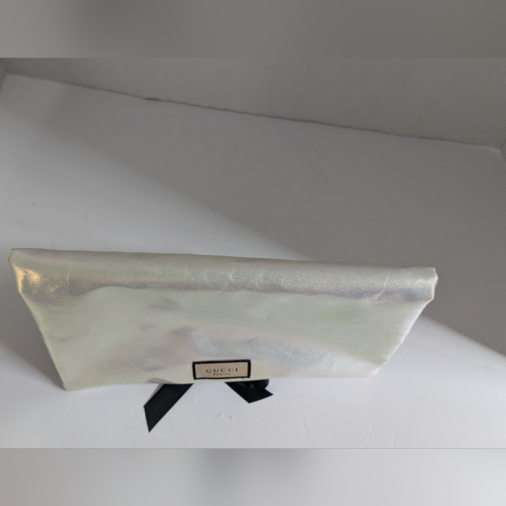 Gucci iridescent cosmetic pouch in pearl pink and mint - Picture 2 of 9
